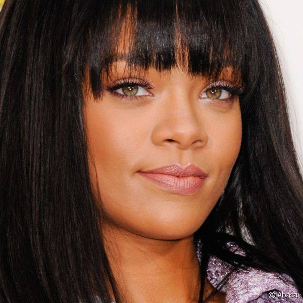Acostumada ? cores fortes, Rihanna surpreendeu na chegada ao desfile de inverno 2015 da Chanel com uma make delicada toda feita em tons de rosa